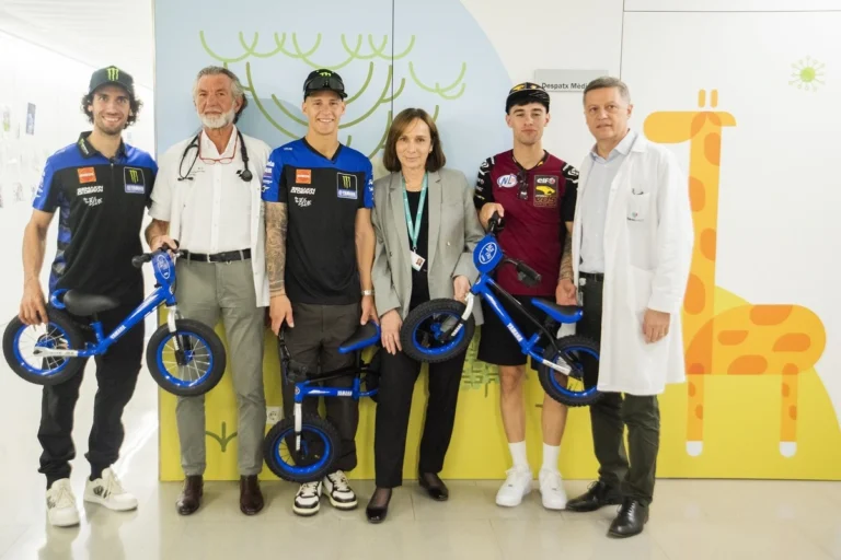 El Dr. Angel Chartre con pilotos de MotoGP en el hospital Dexeus cuidando-de-la-salud-de-los-mas-pequenos