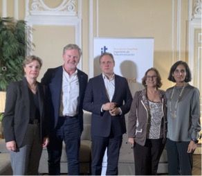 Daniel Lacalle, economista jefe de Tressis SV; y Sonsoles Santamaría, directora de negocio de Tressis SV, Inmaculada Sánchez Ramos, presidenta de la Asociación; y Miguel Ángel Jodra, vocal de la Asociación 