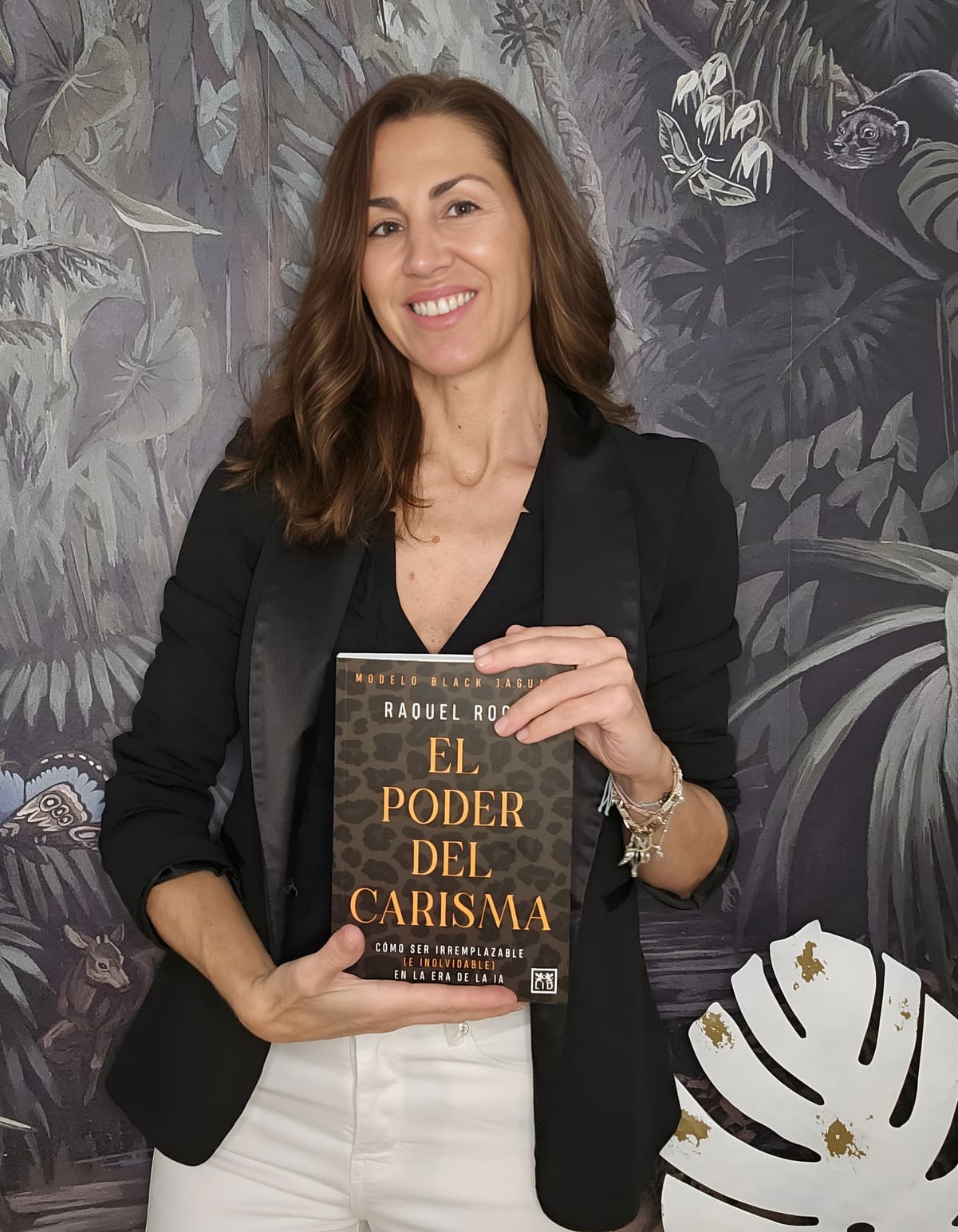 Raquel Roca con libro El poder del Carisma